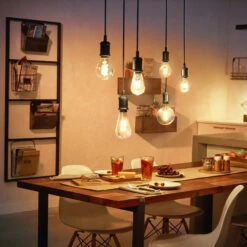 Philips Hue White E27 7W ST64 Filament 2.100K 13 Philips Hue White E27 7W ST64 Filament 2.100K -Innenleuchten Store 10011449 4