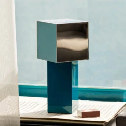 &Tradition Pivot ATD7 Akku-Tischlampe Blue Silver