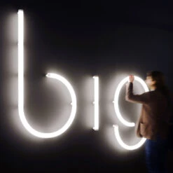 Artemide Alphabet Of Light Wand Großbuchstabe V -Innenleuchten Store 1060559 5