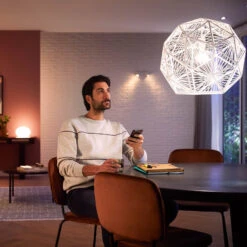 Philips Hue White E27 9,5W LED-Lampe 827 1.055lm -Innenleuchten Store 7534339 5