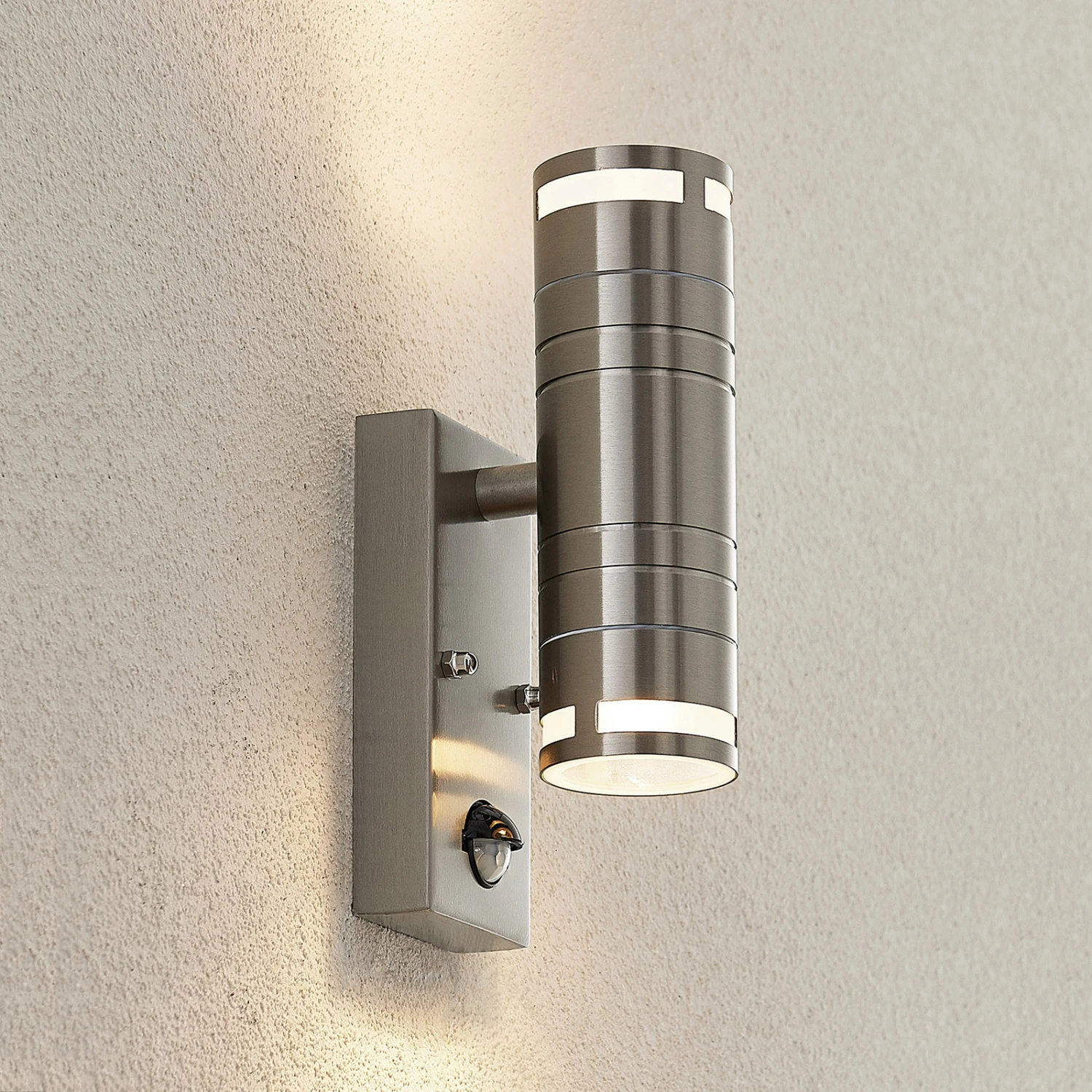 Lindby Catalin Außenwandleuchte, Sensor, 2-flammig 4 Lindby Catalin Außenwandleuchte, Sensor, 2-flammig – Bild 2