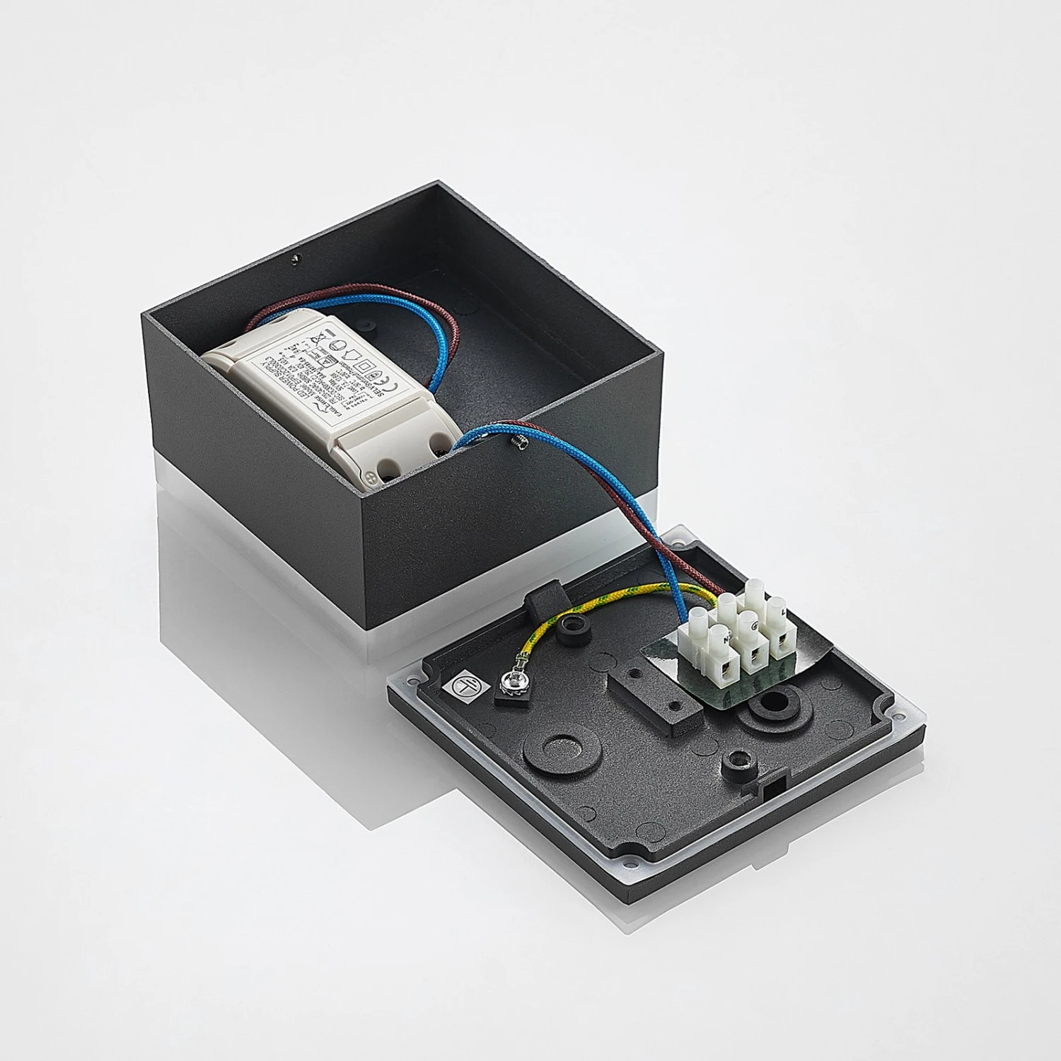 Lindby Mathea LED-Außen-Deckenleuchte, Eckig 11 Lindby Mathea LED-Außen-Deckenleuchte, Eckig – Bild 9